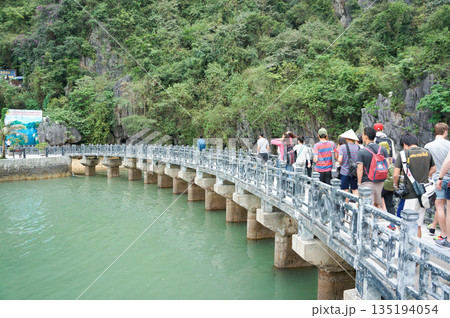 ベトナムの世界遺産の一つであるハロン湾に架かる橋を渡っている観光客 135194054