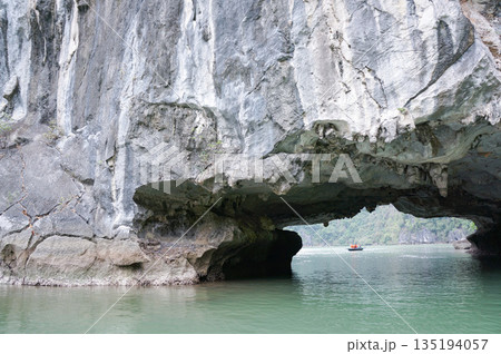 ベトナムの世界遺産の一つであるハロン湾の奇岩 135194057