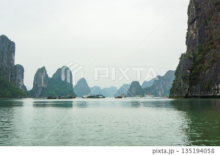 ベトナムの首都ハノイから郊外に少し出たところにある世界遺産ハロン湾 135194058