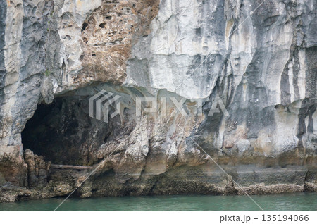 ベトナムの世界遺産の一つであるハロン湾で見かけた洞窟の入口 135194066