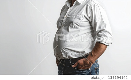 メタボリック体型のぽっこりお腹イメージ 135194142