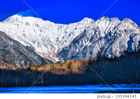 冠雪の北アルプスの穂高連峰 135194143