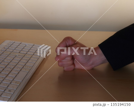 仕事のストレスやよくない職場環境を表す写真 仕事のストレスやよくない職場環境を表す写真 135194150