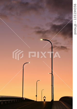 新舞子の日の出の景色 135194356