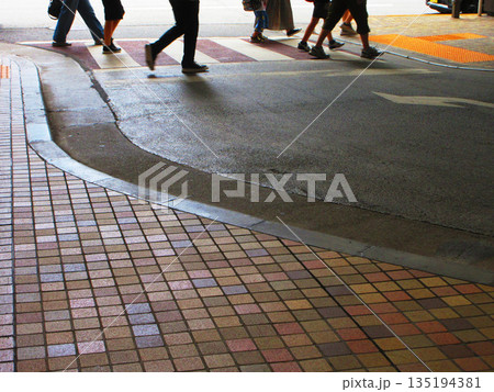 東京都豊島区東池袋のサンシャインシティ近くの横断歩道を渡る歩行者の風景 東京都豊島区東池袋のサンシャインシティ近くの横断歩道を渡る歩行者の風景 135194381