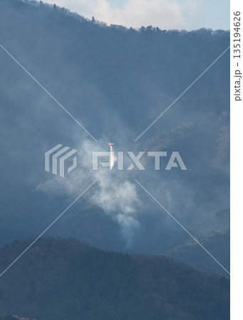山火事　懸命の消火活動 135194626