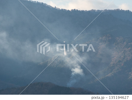 山火事　懸命の消火活動 135194627