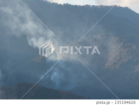 山火事　懸命の消火活動 135194628