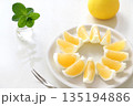 スライスして並べた新鮮な日向夏、ニューサマーオレンジ 135194886