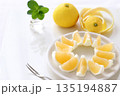スライスして並べた新鮮な日向夏、ニューサマーオレンジ 135194887