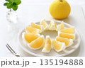スライスして並べた新鮮な日向夏、ニューサマーオレンジ 135194888
