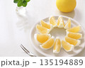 スライスして並べた新鮮な日向夏、ニューサマーオレンジ 135194889