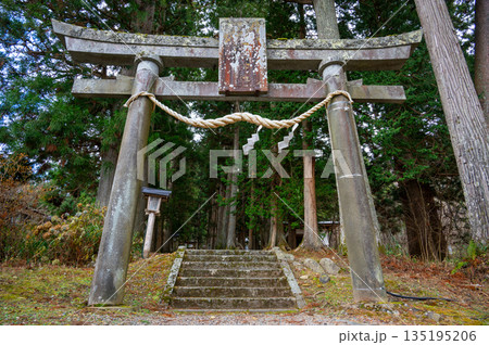 晩秋の早池峰神社、晩秋の瀬織津姫の神社の参道 135195206