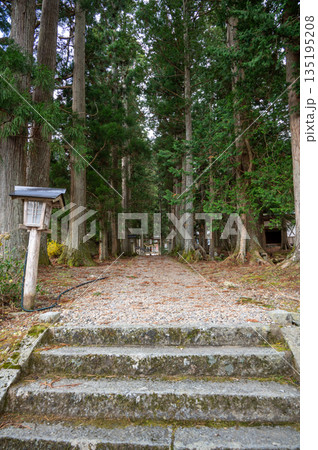 晩秋の早池峰神社、晩秋の瀬織津姫の神社の参道 晩秋の早池峰神社、晩秋の瀬織津姫の神社の参道 135195208