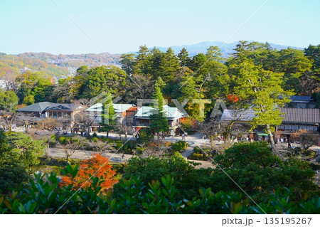 紅葉に囲まれた日本の伝統建築 135195267