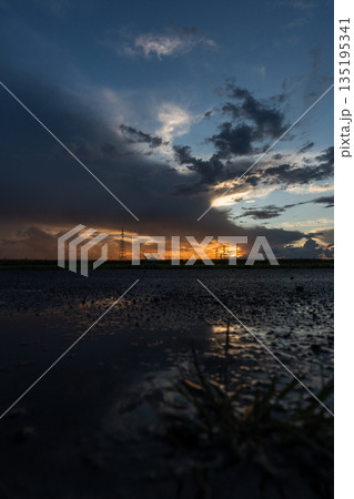 【田舎の風景】田んぼに広がる夕焼け空と鉄塔 135195341