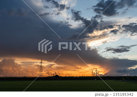 【田舎の風景】田んぼに広がる夕焼け空と鉄塔 【田舎の風景】田んぼに広がる夕焼け空と鉄塔 135195342