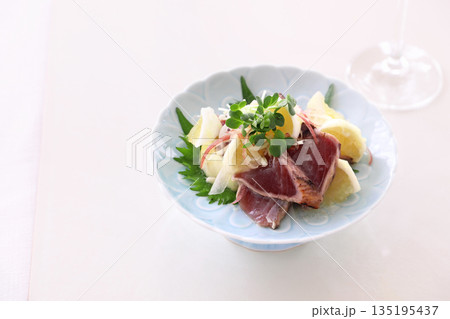春の前菜 かつおと日向夏のマリネ 春の前菜 かつおと日向夏のマリネ 135195437