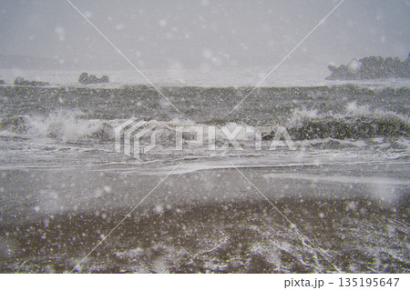 猛吹雪の海岸 3 135195647