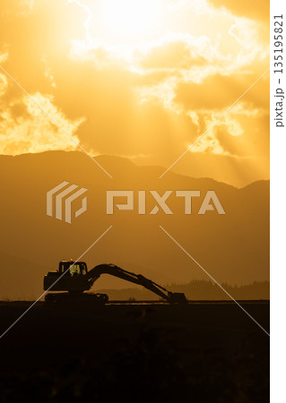 【秋の夕暮れ】田舎の田園風景_夕日と働く車 【秋の夕暮れ】田舎の田園風景_夕日と働く車 135195821