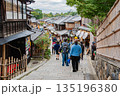 観光客で賑わう京都の二寧坂 観光客で賑わう京都の二寧坂 135196380