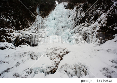 乙女渓谷夫婦滝の氷瀑 135196381