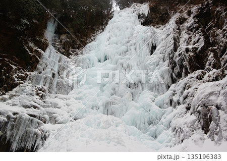 乙女渓谷夫婦滝の氷瀑 135196383