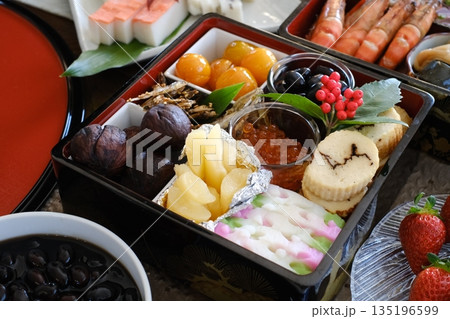 お正月に家庭で手作りして重箱に詰めたお節料理 135196599