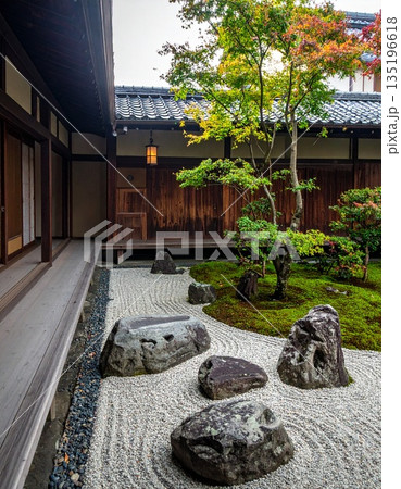 【AI生成画像】京町屋で四季折々楽しめる坪庭 【AI生成画像】京町屋で四季折々楽しめる坪庭 135196618