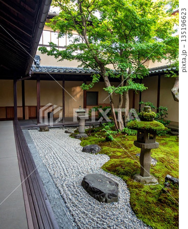 【AI生成画像】京町屋で四季折々楽しめる坪庭 135196623