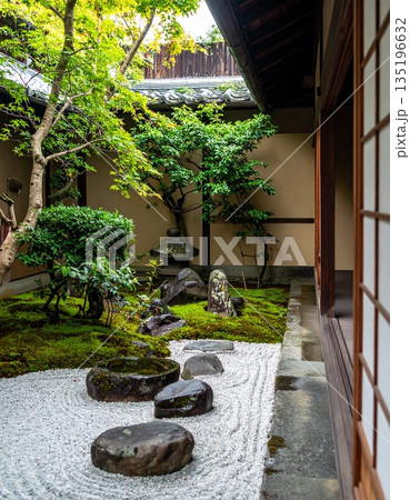 【AI生成画像】京町屋で四季折々楽しめる坪庭 135196632