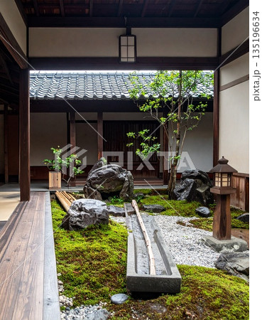 【AI生成画像】京町屋で四季折々楽しめる坪庭 135196634