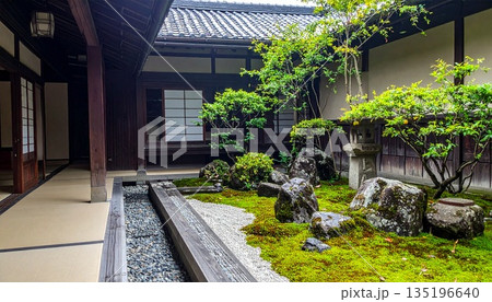 【AI生成画像】京町屋で四季折々楽しめる坪庭 135196640