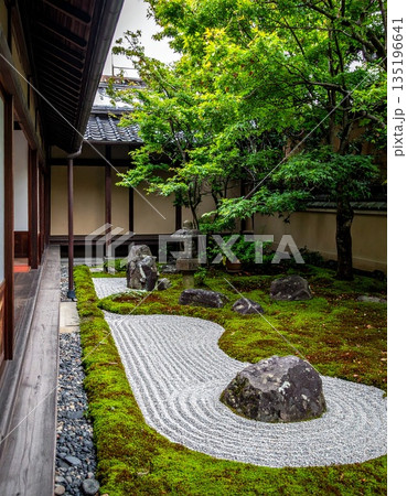 【AI生成画像】京町屋で四季折々楽しめる坪庭 135196641