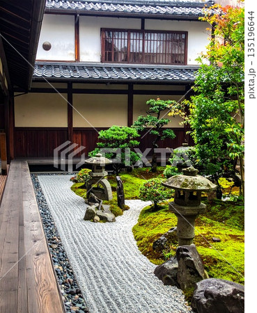 【AI生成画像】京町屋で四季折々楽しめる坪庭 135196644