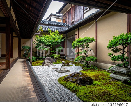 【AI生成画像】京町屋で四季折々楽しめる坪庭 135196647