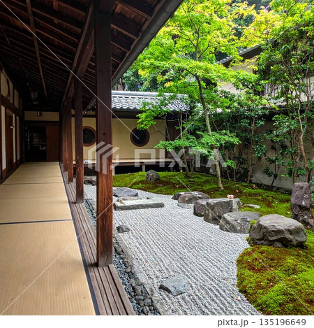【AI生成画像】京町屋で四季折々楽しめる坪庭 135196649