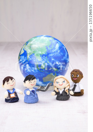 ビジネスマンの人形と地球儀による国際取引イメージ ビジネスマンの人形と地球儀による国際取引イメージ 135196650