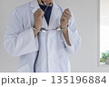 逮捕された医者のイメージ（日本人、男性、顔無し、30代） 135196884