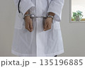 逮捕された医者のイメージ（日本人、男性、顔無し、30代） 135196885