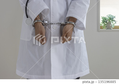 逮捕された医者のイメージ（日本人、男性、顔無し、30代） 135196885