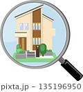 一軒家を虫眼鏡で見ているイラスト 135196950