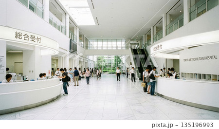 総合病院の受付 135196993