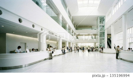 総合病院の受付 135196994