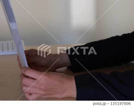 書類を揃えて完了を表す写真 135197006