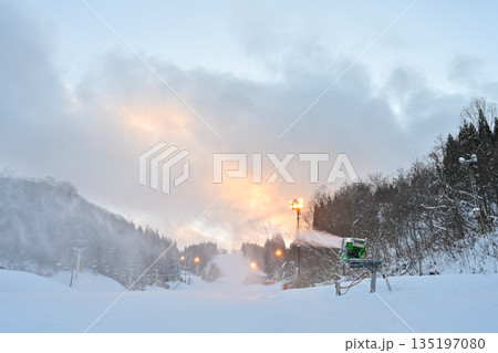 人工降雪機で雪を作る朝のスキー場の風景写真 人工降雪機で雪を作る朝のスキー場の風景写真 135197080