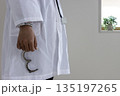 片手に手錠を着けた医者のイメージ（日本人、男性、顔無し、30代） 135197265