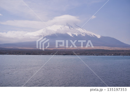 山梨県　春の富士山と山中湖 135197353