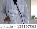 白い仮面を持った医者のイメージ（日本人、男性、顔無し、30代） 135197598