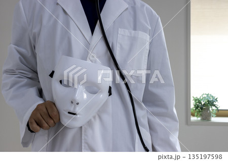 白い仮面を持った医者のイメージ（日本人、男性、顔無し、30代） 135197598
